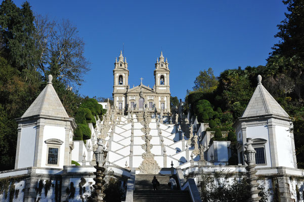 Die Wallfahrtskirche "Bom Jesus do Monte" mit der imposanten barocken Treppenanlage. Man kommt entweder über eine kurvige Bergstrasse auf diesen Hügel oder mit der wasserbetriebenen Standseilbahn.