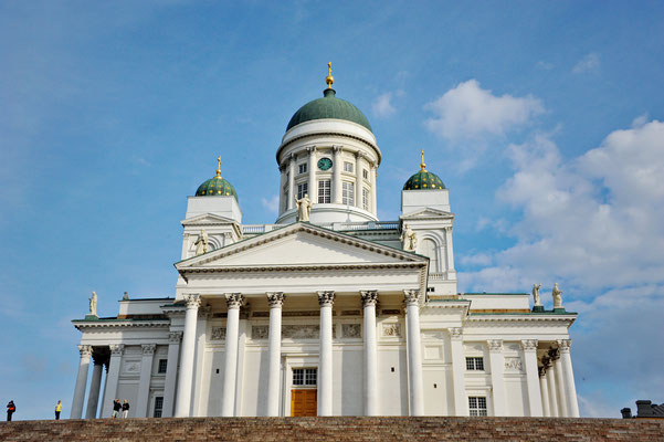 Der evangelische Dom zu Helsinki beeindruckt durch die erhöhte Lage...