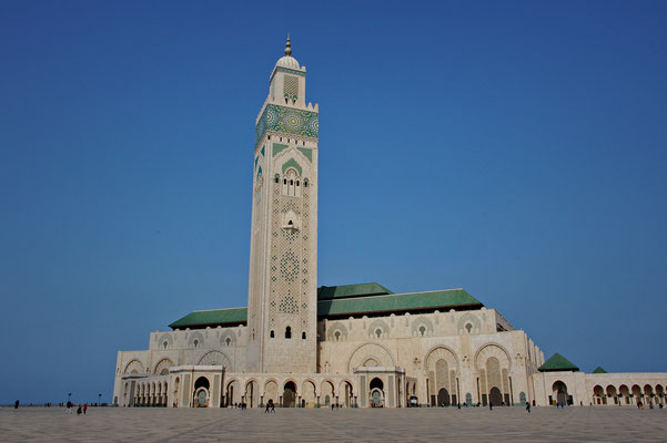 Nach unserer Ankunft in Casablanca starten wir gerade mit dem Highlight dieser Stadt, der Hassan II-Moschee. Diese wurde 1993 nach nur 6 Jahren Bauzeit, mit 2500 Bauarbeitern die rund um die Uhr arbeiteten, fertiggestellt.