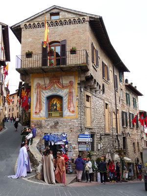 Wir haben Glück und sind gerade rechtzeitig zum Start des alljährlichen Frühlingsfestes von Assisi hier eingetroffen (im Ernst...reiner Zufall)