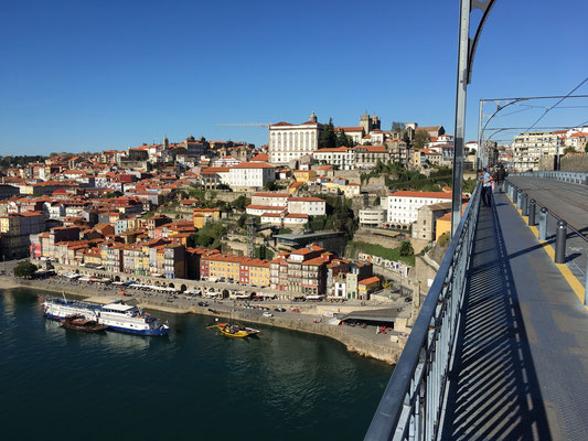 Da wir am Südufer des Douro mit dem WoMo parkiert haben, müssen wir zuerst über die stählerne Bogenbrücke "Dom Luis I", welche durch einen Mitarbeiter von Gustav Eiffel im Jahre 1886 fertiggestellt wurde.