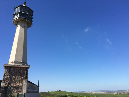 Dieser exotische Leuchtturm steht nicht etwa am Atlantik, vielmehr wacht er über Quadratkilometer grosse Weingebiete der Champagne südlich von Reims.