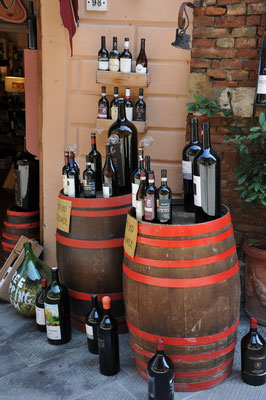 Grosse Rotweine sind das Hauptthema in der Stadt.