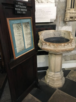 Der Taufstein, mit welchem Shakespeare 1564 getauft wurde ist noch zu sehen.