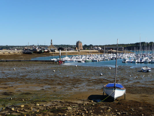 Der alte Hafen von "Camaret sur Mer" ist bei Ebbe praktisch entwässert. In 6 Stunden ist der Wasserstand wieder ca. 8 Meter höher.