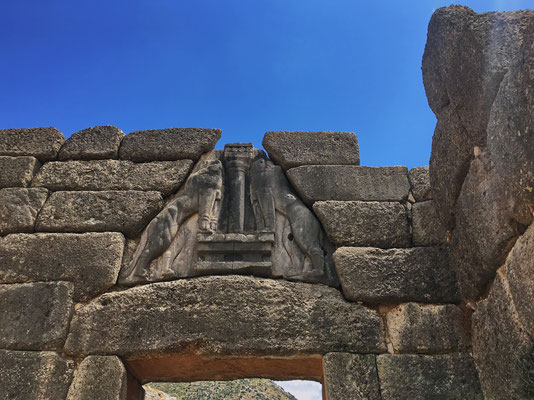 Die beiden Löwen ohne Kopf, sind die ältesten monumentalen Skulpturen in Europa. Das Tor präsentiert sich wie vor 3500 Jahren.  Einfach unglaublich, wenn diese Steine sprechen könnten?