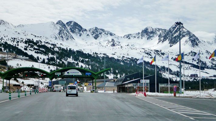 Andorra liegt in einem eingeschlossenen Talkessel mitten zwischen hohen Pyrenäen-Gipfel, welche sich bis auf eine Höhe von weit über 2500 m.ü.M erheben. 
