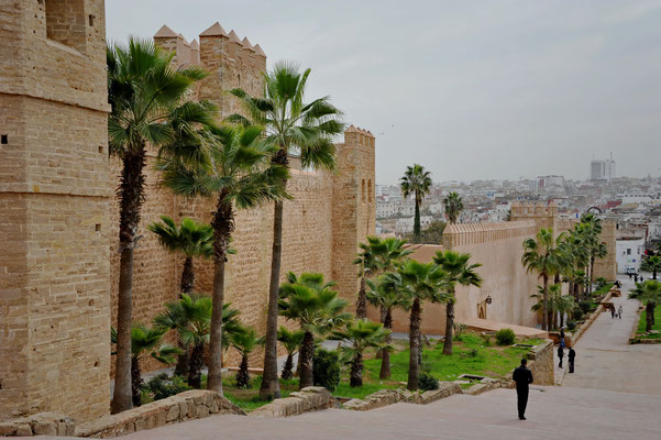 Ausserhalb der Kasbah geht es der Mauer entlang Richtung Mausoleum.