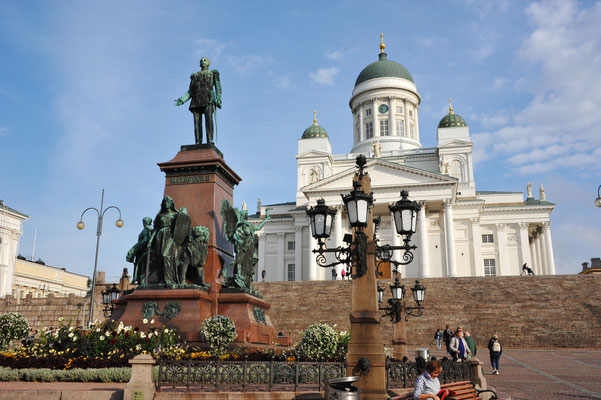 ...und die imposante Treppe vom grossen zentralen Senatsplatz davor. Mitten auf dem Platz steht das Denkmal vom russischen Zaren Alexander II, als Dank für seine finnlandfreundliche Politik.