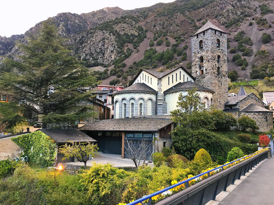 ...unmittelbar neben historischer Bausubstanz der kleinen Altstatt "Andorra".
