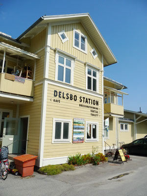 ...zu dem nicht sehr weit entfernten, stillgelegten Bahnhof von Delsbo zu fahren.