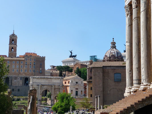 Das Forum liegt in einer ehemals sumpfigen Senke zwischen den drei Hügeln "Kapitol", "Palatin" und "Esquilin" (Teil der klassischen sieben Hügel Roms).