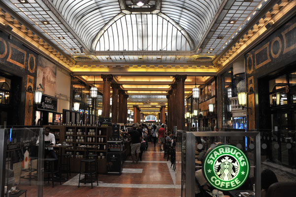 Galerie des Arcades:  Typische Einkaufswege unter den Gebäuden der Champs Elysée 