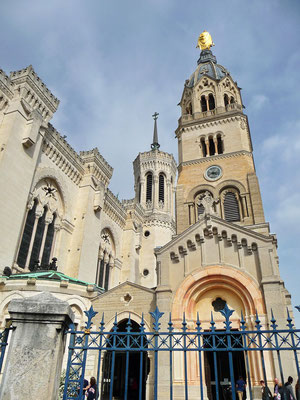 Der meisterliche Innenausbau der Basilika "Notre Dame de Fouvière" in den folgenden Bildern.