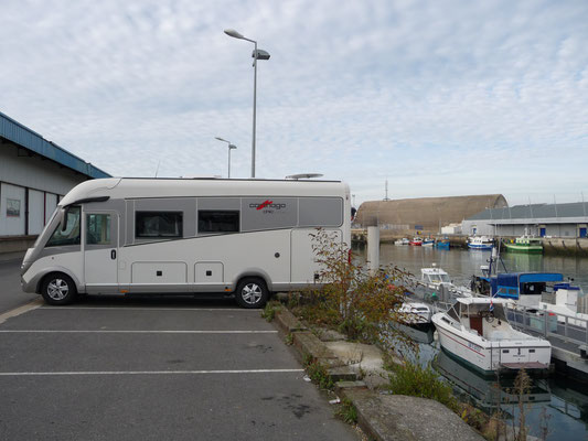Praktisch, wenn das Heck so lang ist, so können wir einen normalen Parkplatz im Hafen von Lorient belegen