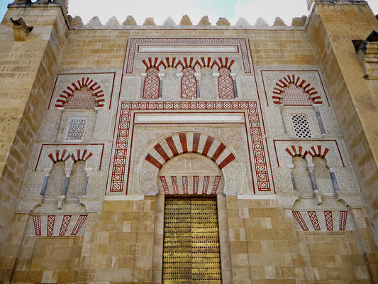 Wie die "Mesquita" (700 Jahre eine grosse Moschee seit 500 Jahren ein christlicher Dom) mit den prächtigen Aussenmauern...