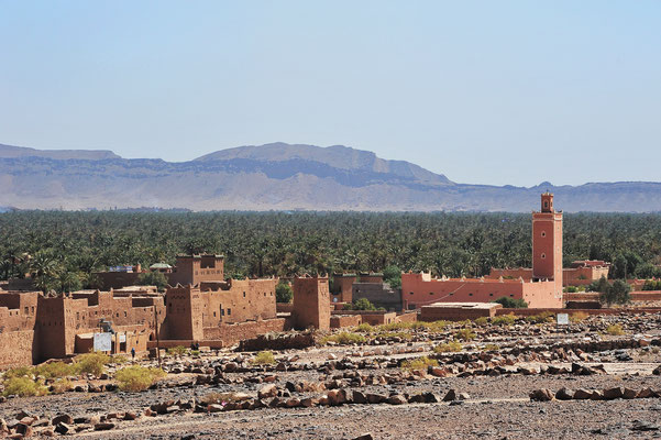 ...an dessen Ränder sich die Berberstämme in ihren typischen Stampflehm-Bauten angesiedelt haben.