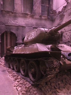 ... oder ein T34 Panzer der Roten Armee, mitten in einer nachgebauten Strasse von Danzig.