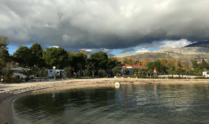 Der offizielle Campingplatz der Stadt Split liegt wunderschön an einer lauschigen Meeresbucht.