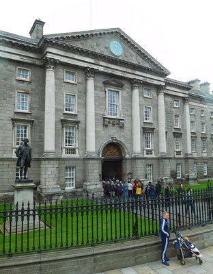 Der Haupteingang zum "Trinity College" mitten in Dublin.