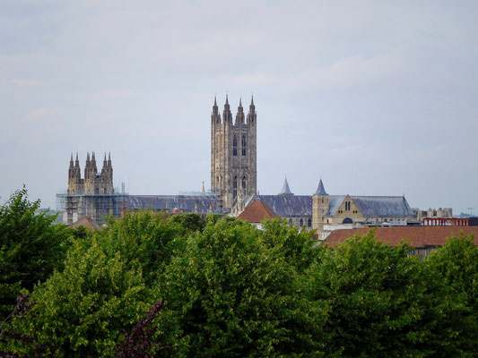 Bei der Anfahrt auf Canterbury, kann man schon von weitem die Kathedrale sehen.