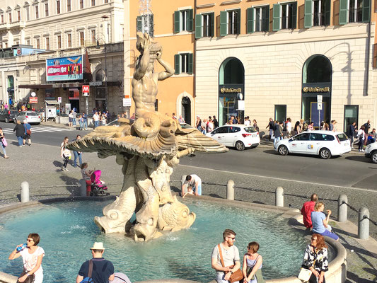 Folgend einige weitere Stationen auf der Rundfahrt durch Rom:  Der kunstvoll geschaffene Brunnen "Fontana die Tritone"