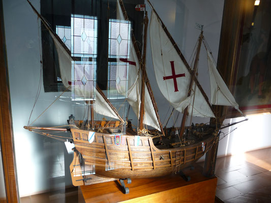 Ausgestellt sind sehr schöne Modelle der Flotte von Kolumbus, nach welchen die 1:1 Nachbauten im wenigen hundert Meter entfernten Museum 1992 erstellt wurden. 
