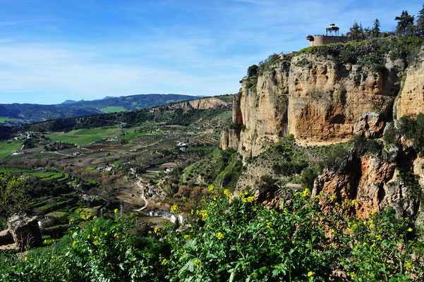Schon von weitem kündigt sich Ronda, mit der ausgesetzten Felsenlandschaft des Hochplateaus an.