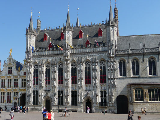 Der Burgplatz ist der zweite wichtige Platz in Brügge. Dominiert durch das Rathaus, das direkt an die berühmte "Heilig-Blut-Basilika" angebaut wurde. Es ist eine Basilica minor der katholischen Kirche.