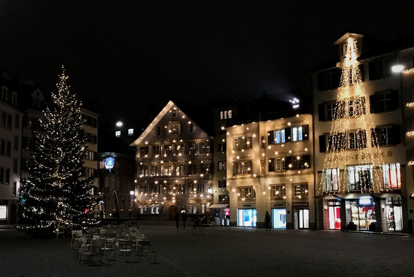 ...in ein feines Restaurant zum gemeinsamen Nachtessen. Beim Spaziergang durch die Altstadt von Zürich bemerken wir, wie wir die Stadt plötzlich mit komplett anderen Augen betrachten und viel bewusster als früher, die Schönheit von Zürich wahrnehmen.