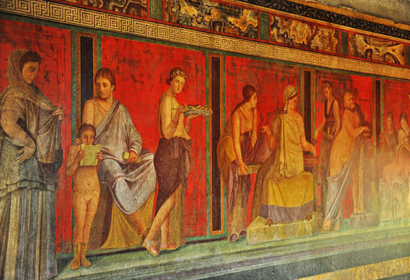 Beeindruckend ist der grosse Saal mit dem vollflächigen, wunderschön farbigen Fresken, auf welchen ein Einführungsritus in die Misterien des Dioynisos-Kultes dargestellt sind.