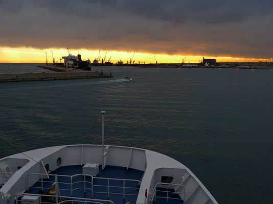 Friedliche Einfahrt in den Hafen von Bari nach einem wilden Ritt über die Adria.