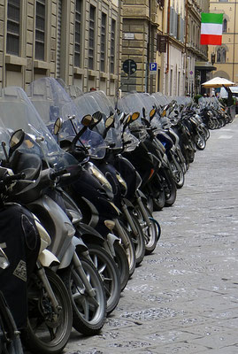 Das Haupttransportmittel in den italienischen Städten ist definitiv der nichzt ungefährliche Roller. Trotzdem wird halsbrecherisch gefahren, was sich entsprechend in den Unfallstatistiken niederschlägt. Schon wir sehen innerhalb drei Wochen zwei Unfälle.