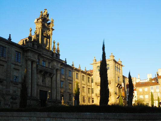  Der Stadtname "Santiago de Compostela" ist zusammen gesetzt aus der Kurzform von (Sanctus Jacobus /heiliger Jakob) und vom lateinischen Begriff für Friedhof (compostum) 