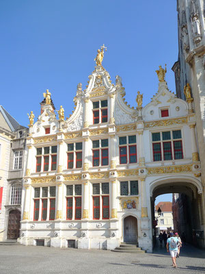 Im ältesten Haus Flanderns, dem "Bugse Vrije",welches aus dem Jahr 1376 stammt, tagt heute noch das Gericht. Durch den wunderschönen Durchgang gelangt man zum südöstlichen Teil der Altstadt,...