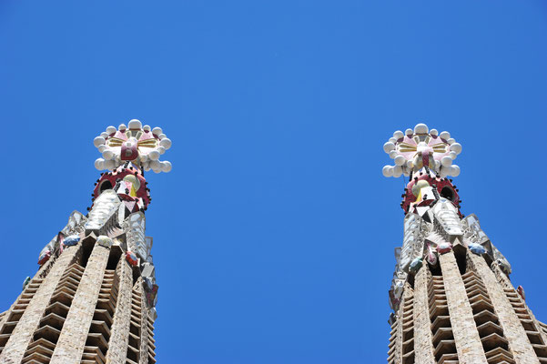Ähnliche Elemente wie beim Dach des Palau Güell, bilden den Abschluss der Turmspitzen.