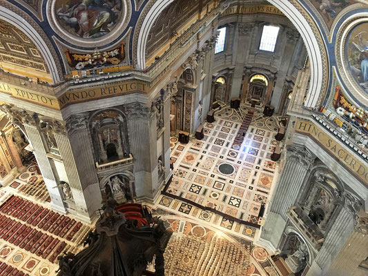 Der atemberaubende Blick hinunter vom inneren Kuppelbalkon. Michelangelo, welcher die Bauleitung ab 1547 inne hatte, entwarf die Rippenkuppel. Er erlebte die Fertigstellung jedoch nicht mehr.