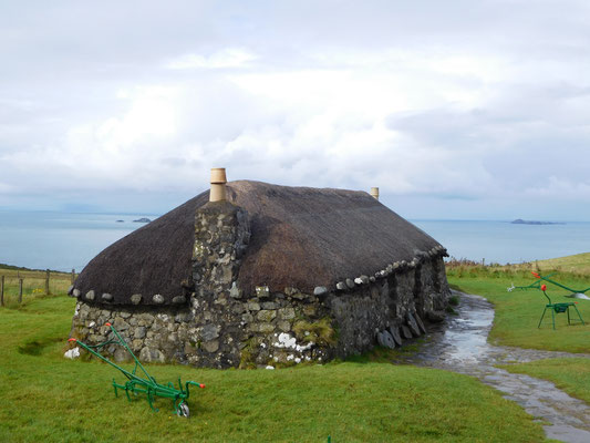 Blick über eines der Cottages hinunter zur irischen See.