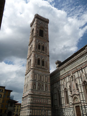Zurück in der Altstadt bewundern wir bei einem Latte Macciato die Kathedrale von Firenze. Der Glockenturm wie er heute zu sehen ist stammt sage und schreibe von 1357. 