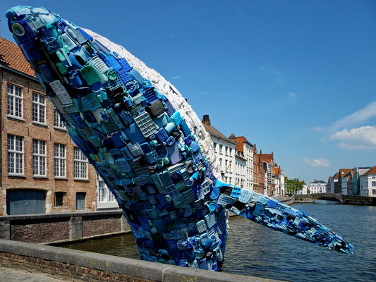 Unweit davon überrascht ein modernes Kunstwerk die Besucher. Ein imposanter, 11 Meter langer Wal (aus Plastikmüll vom Meer) springt aus dem Kanal. Als Mahnmal soll er die Menschen daran erinnern, dass immer noch zuviel Plastkmüll in den Weltmeeren landet.