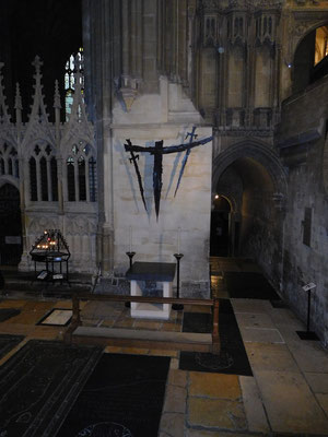 Im Jahre 1170 kam es zur Ermordung von Thomas Beckets, dem damaligen Erzbischoff, an dieser Stelle im nördlichen Querschiff. Vier Jahre später wurde er durch den Papst heilig gesprochen. Damit wurde Canterbury zum wichtigsten Wallfahrtsort der Engländer. 