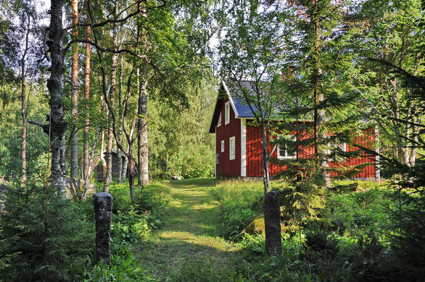 Nach der Eisenhütte besichtigen wir das typisch schwedische Ferienhaus von Berit und Jörg, welches an einem idyllischen See liegt. 