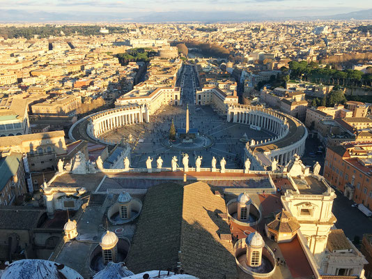 Der Blick von der Kuppel hinunter auf den Petersplatz ist einfach einmalig.
