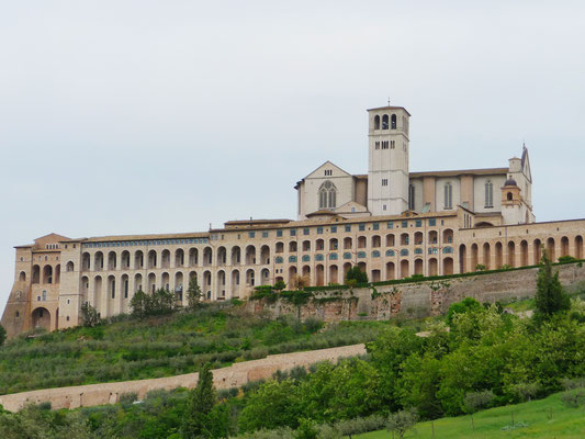 Die Basilika San Francesco mit Kloster vom Tal aus gesehen, wo die sterblichen Überreste des heiligen Franz von Assisi liegen. Der Komplex gehört zum UNESCO-Weltkulturerbe und ist weltweit eines der sieben wichtigsten Gotteshäuser der katholischen Kirche.