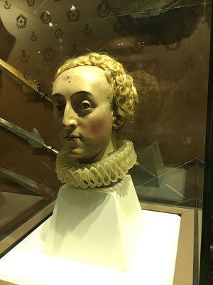Anne Boleyns Tochter Elisabeth I wurde denoch Königin. Ihr im Tower ausgestellter, hölzerne Kopf, wurde zu ihrer Lebzeit für die Herstellung der Rüstungshelme verwendet.