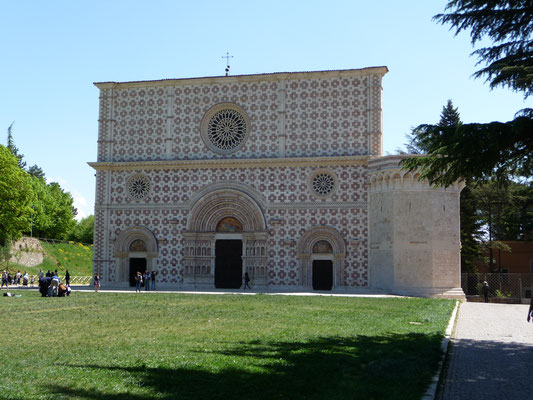 Die schön renovierte Kirche "Santa Maria di Collemaggio"... 