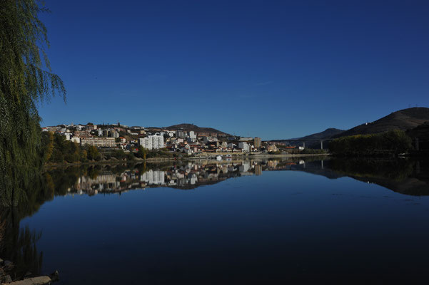 Herrliche, spiegelglatte Wasseroberfläche des mehrfach gestauten Douro.