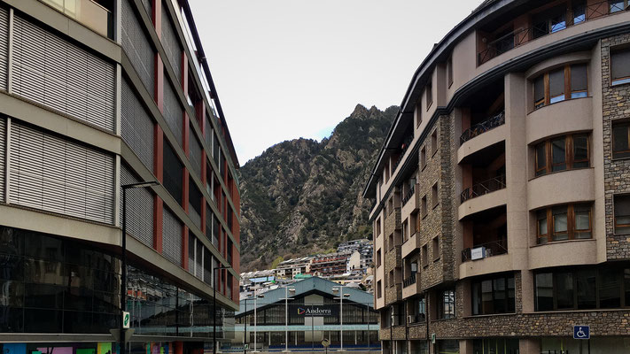 Der erste Eindruck von Andorra, "haut uns nicht gerade vom Hocker".  Solch ein Durcheinander an Baustilen haben wir seit "Tromsö" in Nord-Norwegen nicht mehr gesehen. 