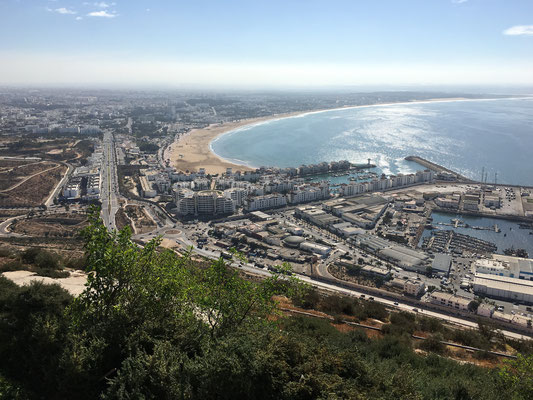 Damals wurde Agadir praktisch dem Erdboden gleich gemacht, 15'000 Menschen starben. Der Blick von hier oben zeigt die praktisch vollumfänglich neue Bausubstanz der Stadt, welche mit weltweiter Hilfe nach dem Erdbeben wiedererstellt wurde. 
