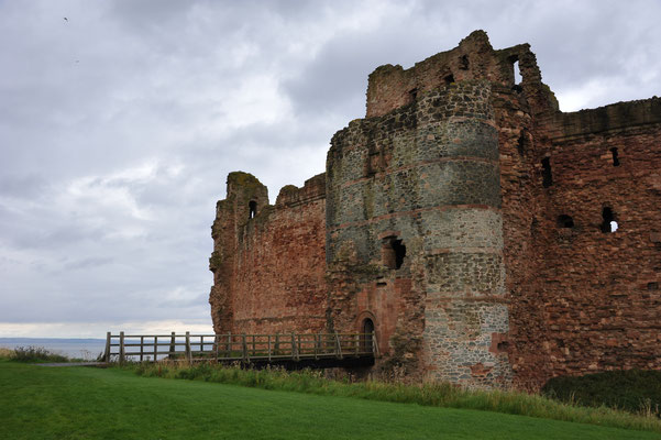 Tantallon Castle wurde während einer Belagerung im englischen Bürgerkrieg von 1650 schwer beschädigt, als Truppen von Oliver Cromwell angriffen. Nach dieser Belagerung wurde die Festung als Ruine zurückgelassen.